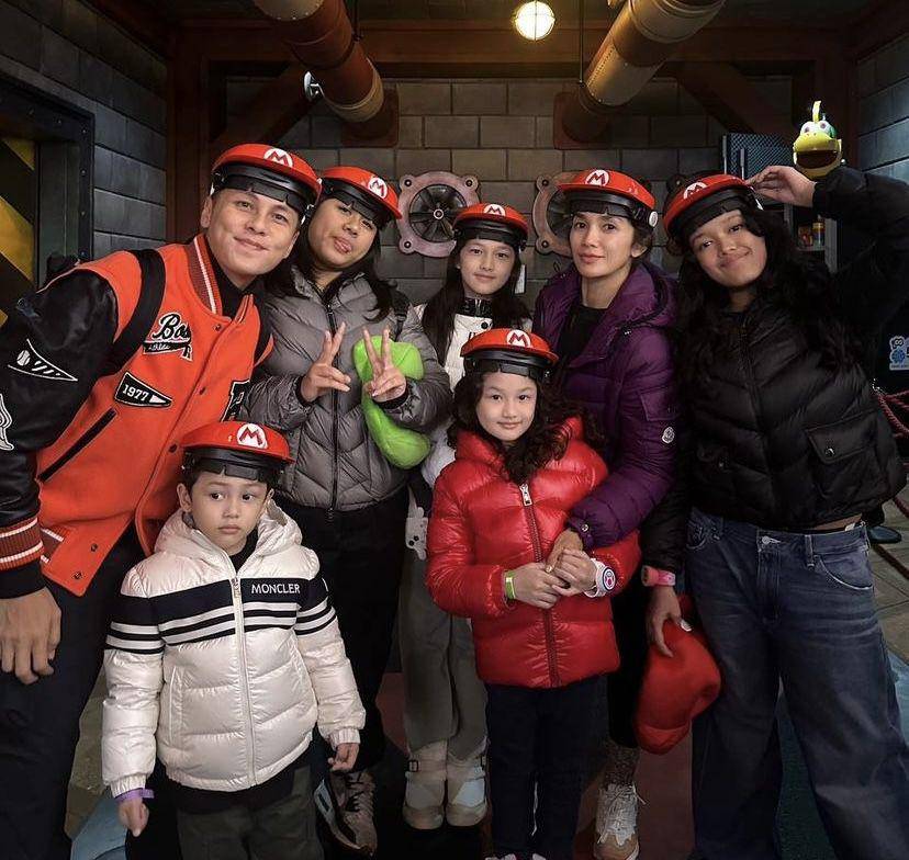 potret Ussy Sulistiawaty dan keluarga ke Universal Studio Jepang (instagram.com/andhiiikapratama)