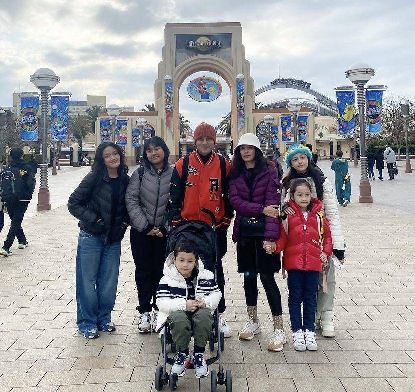 potret Ussy Sulistiawaty dan keluarga ke Universal Studio Jepang (instagram.com/ussypratama)