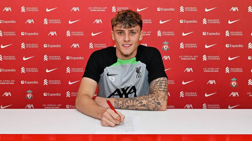 Bobby Clark tanda tangan kontrak baru di Liverpool. (liverpoolfc.com)