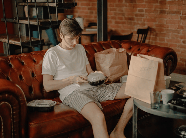 ilustrasi pria duduk di sofa kulit (pexels.com/cottonbro)