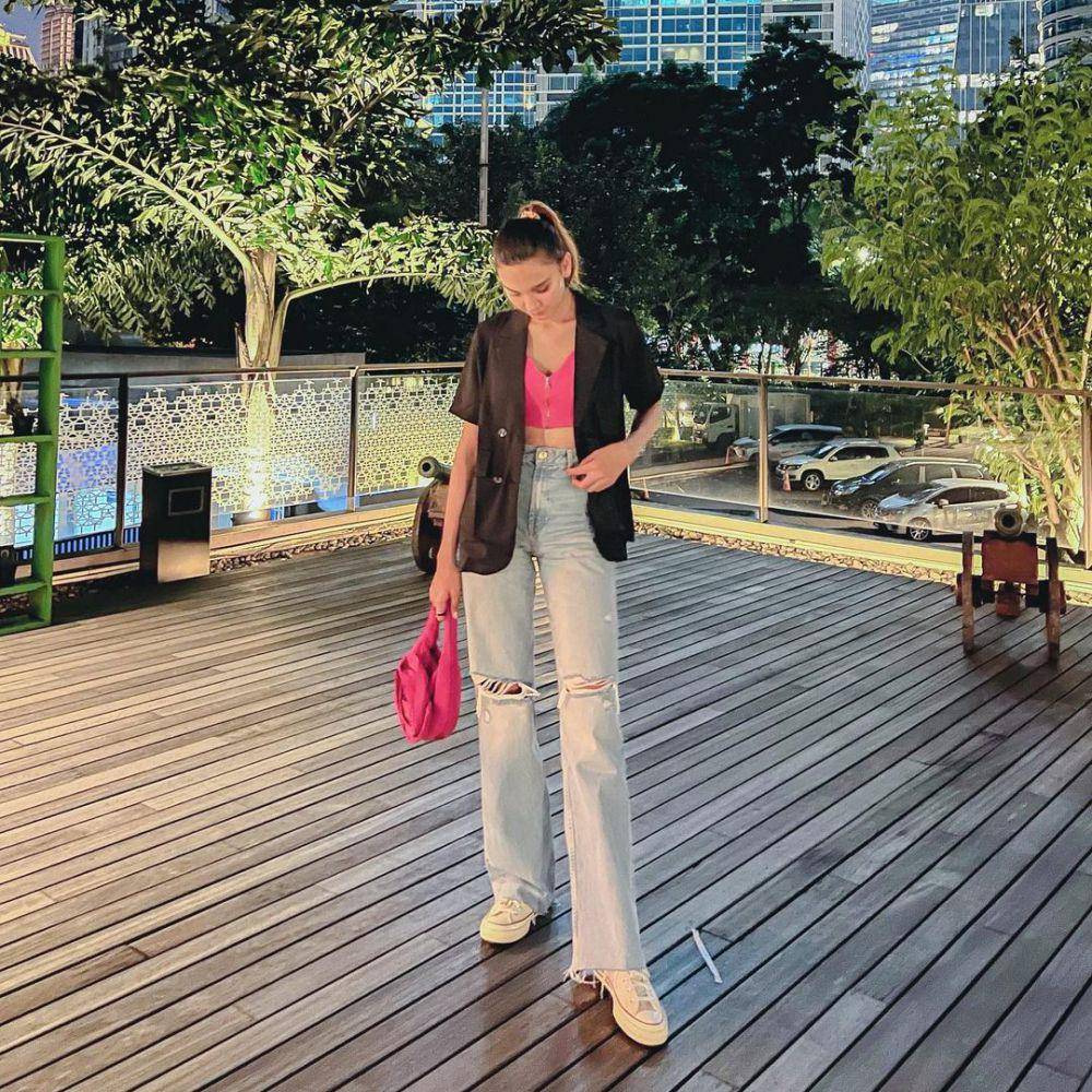 mix and match outfit hitam ala Gesya Shandy (instagram.com/gesyashandy)