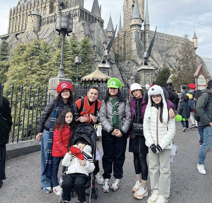 potret Ussy Sulistiawaty dan keluarga ke Universal Studio Jepang (instagram.com/ussypratama)