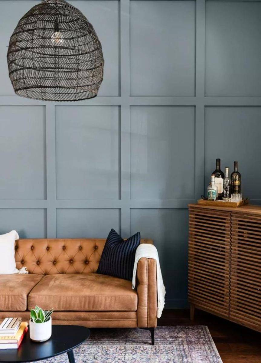 ide desain wall moulding untuk ruang tamu (thespruce.com)