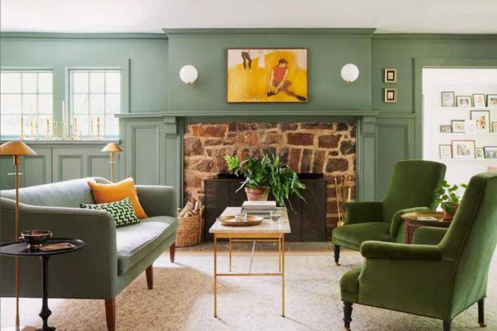 ide desain wall moulding untuk ruang tamu (bhg.com)