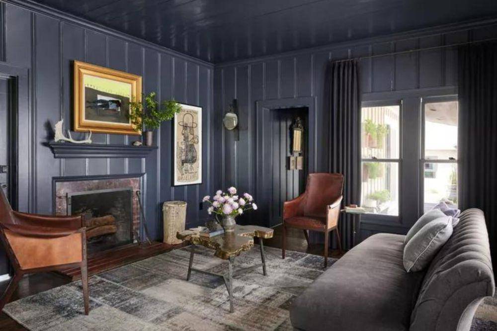 ide desain wall moulding untuk ruang tamu (bhg.com)