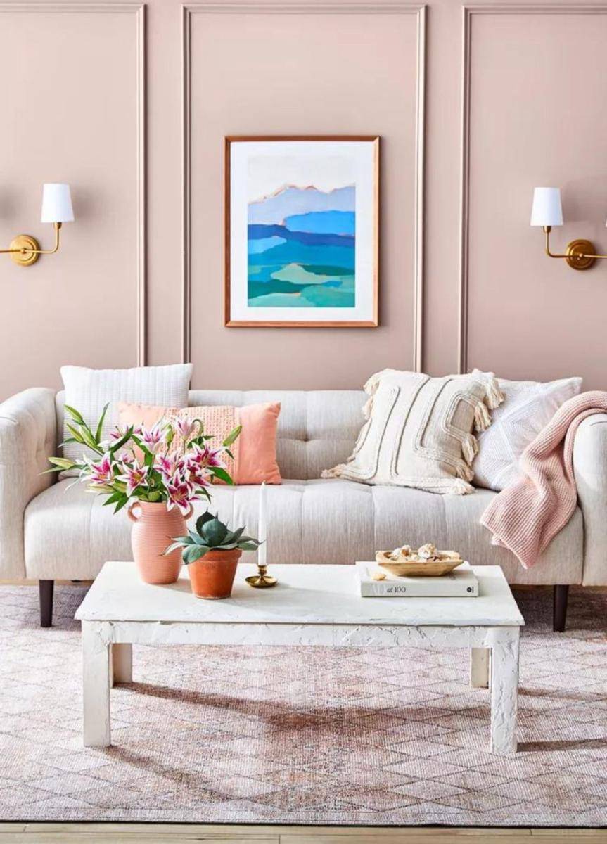 ide desain wall moulding untuk ruang tamu (bhg.com)