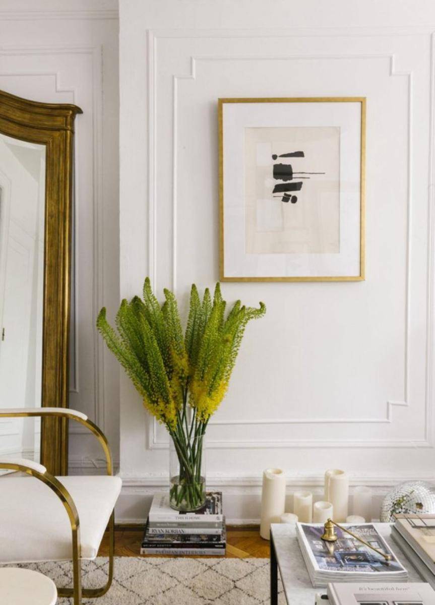 ide desain wall moulding untuk ruang tamu (havenly.com)
