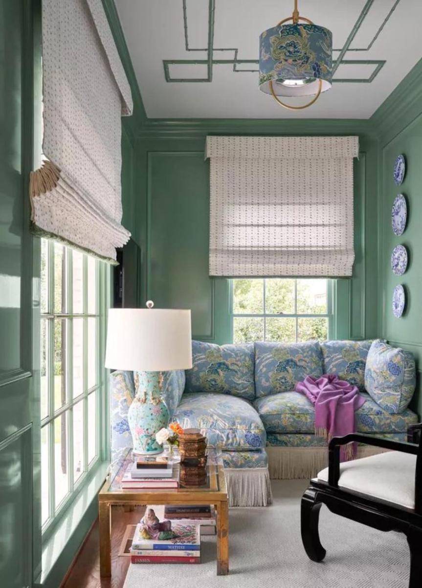 ide desain wall moulding untuk ruang tamu (realsimple.com)