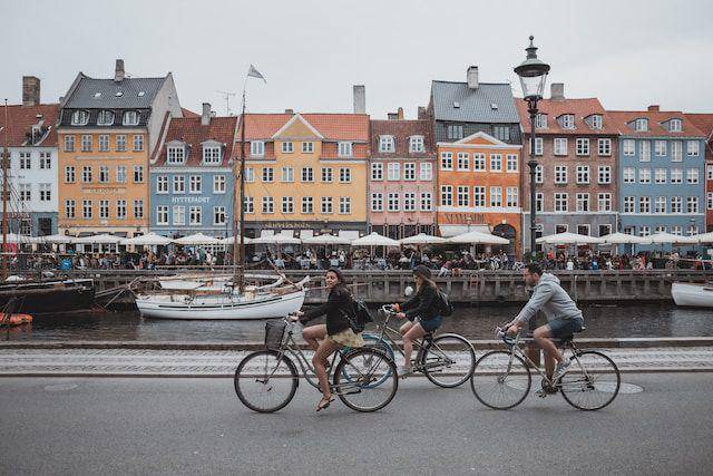 Wisatawan menikmati asyiknya bersepeda di Nyhavn, Copenhagen, Denmark (unsplash.com/Febiyan)