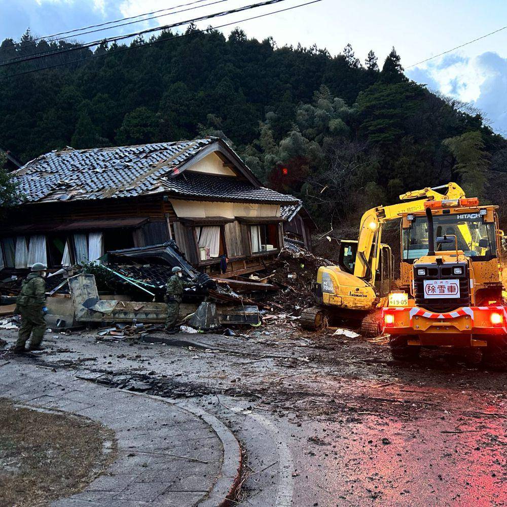 Salah satu dampak dari kerusakan yang terjadi di kota Suzu, Prefektur Ishikawa, setelah gempa bumi yang mengguncang Jepang pada 1 Januari 2024. (twitter.com/JGSDF_MA_pr)