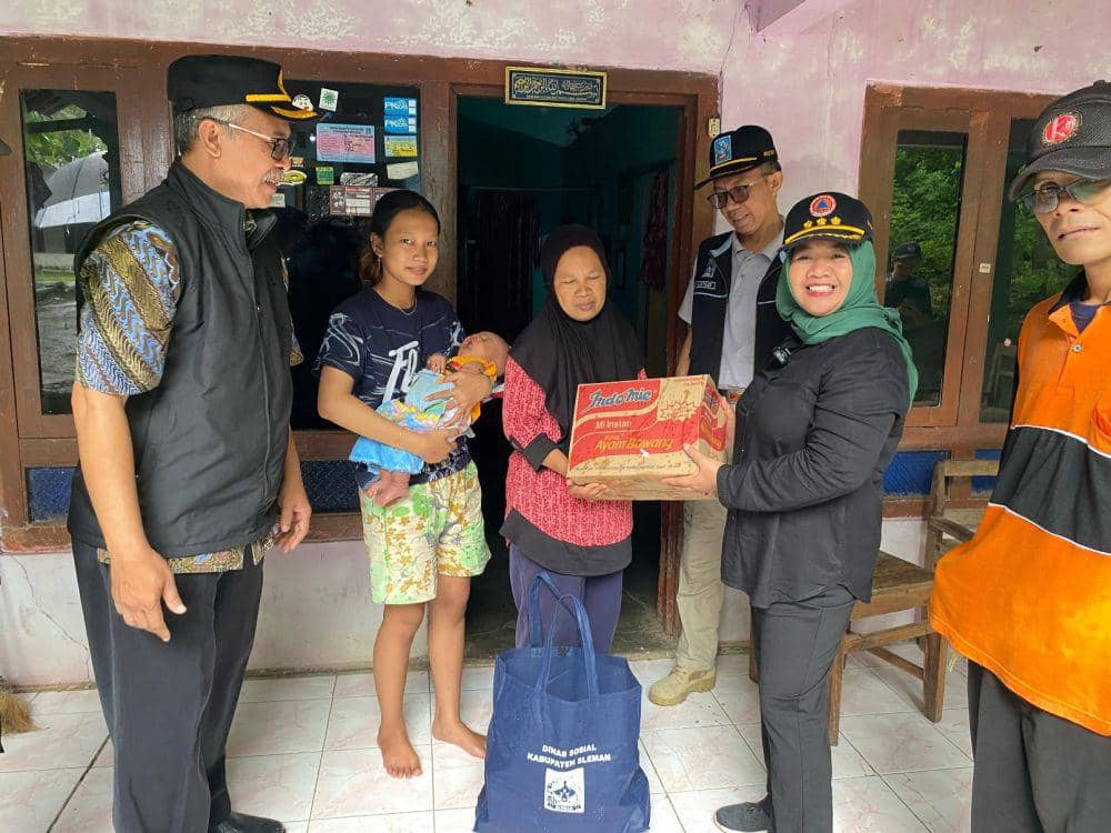 Penyerahan bantuan untuk korban musibah angin kencang. (Dok. Istimewa)