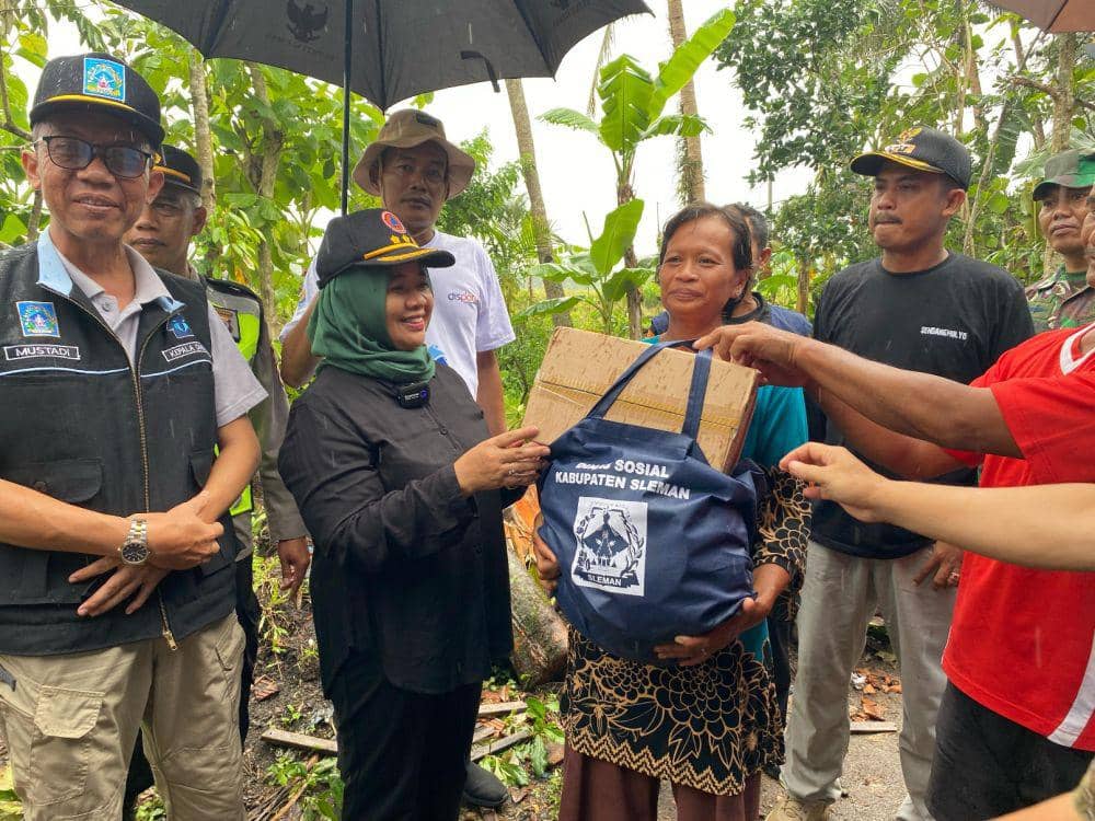 Bupati Sleman Serahkan Bantuan untuk Korban Angin Kencang