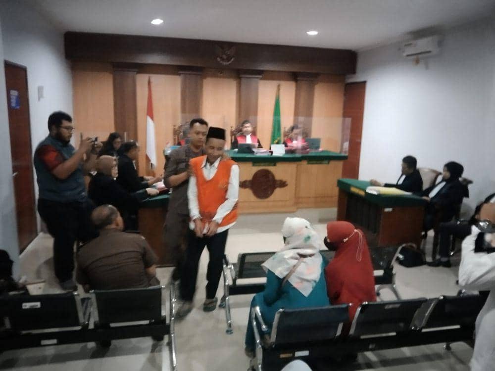 Sidang vonis pencabulan pengasuh Ponpes Nur Ilahi Tajinan. (IDN Times/Rizal Adhi Pratama)