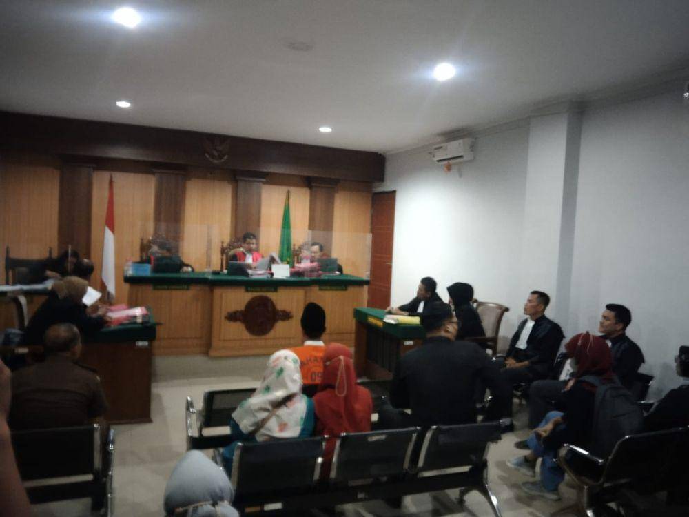 Sidang vonis pencabulan pengasuh Ponpes Nur Ilahi Tajinan. (IDN Times/Rizal Adhi Pratama)
