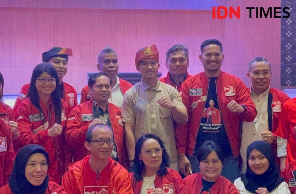 Ketua Umum PSI, Kaesang Pangarep saat sesi foto bersama calon legislatif PSI Kepri (IDN Times / Putra Gema Pamungkas)