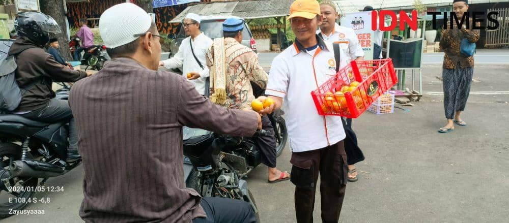 Dongkrak Suara Anies-Imin, PKS Majalengka Bagi-bagi Jeruk
