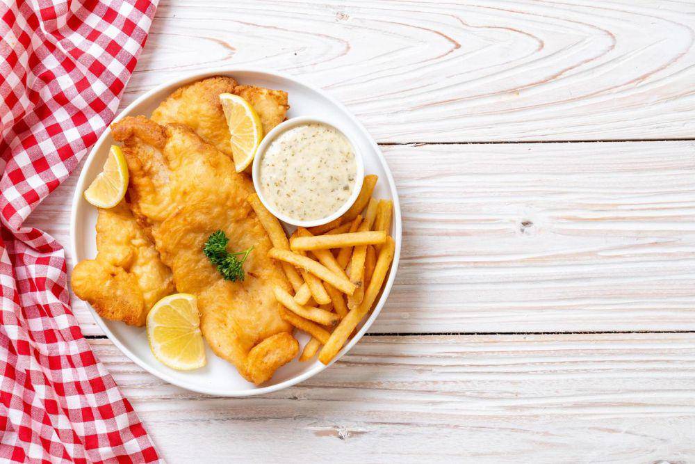 fish and chips (vecteezy.com/Natthapon Ngamnithiporn)