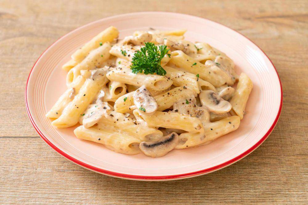 pasta carbonara (vecteezy.com/Natthapon Ngamnithiporn)