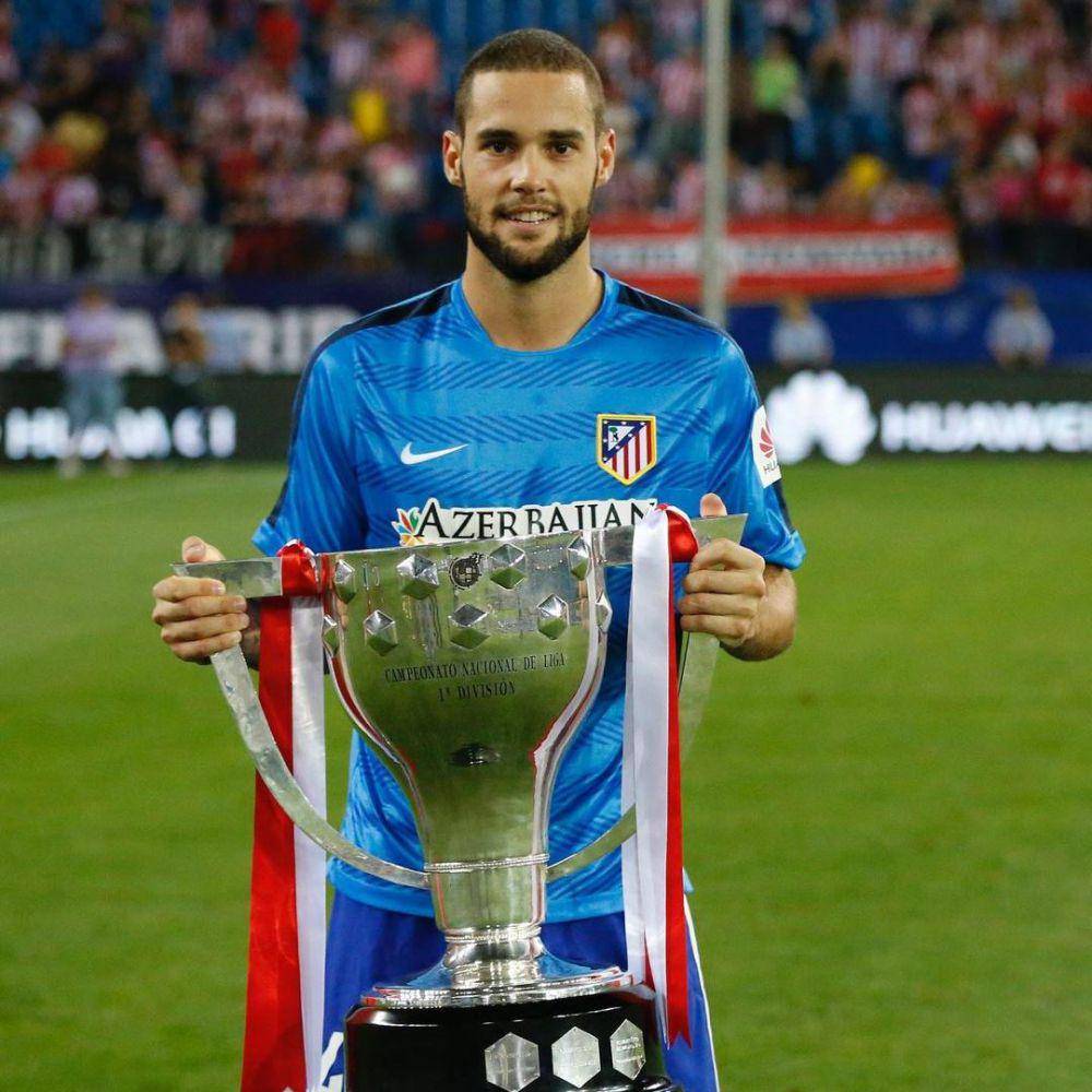 Mario Suarez mengangkat trofi LaLiga bareng Atletico Madrid. (instagram.com/mariosuarez4)