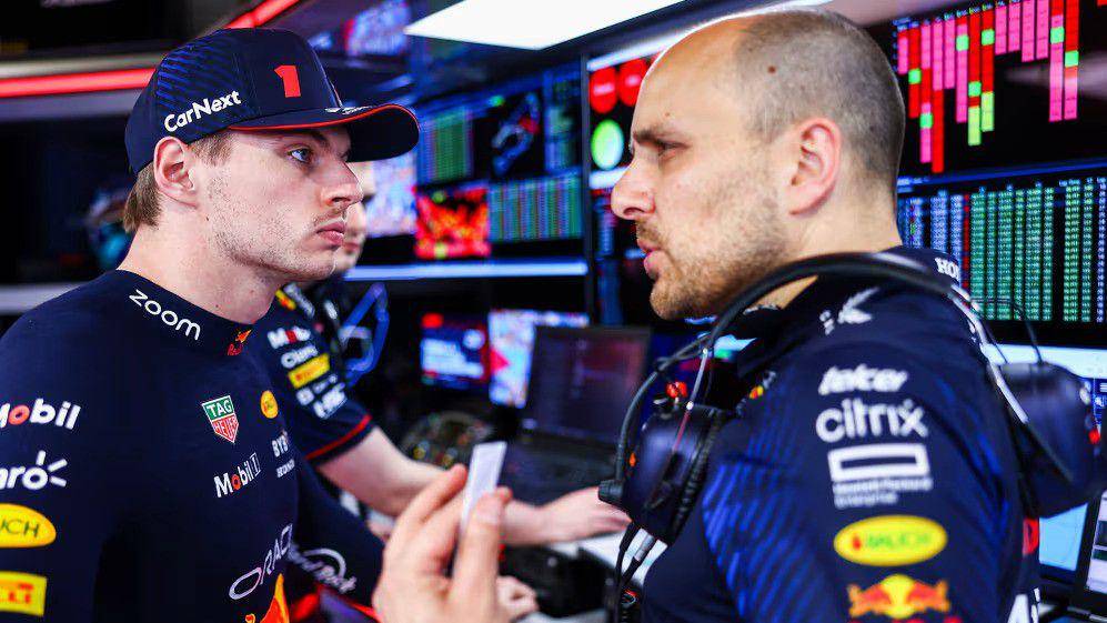 Max Verstappen (kiri) dan Gianpiero Lambiase (formula1.com)