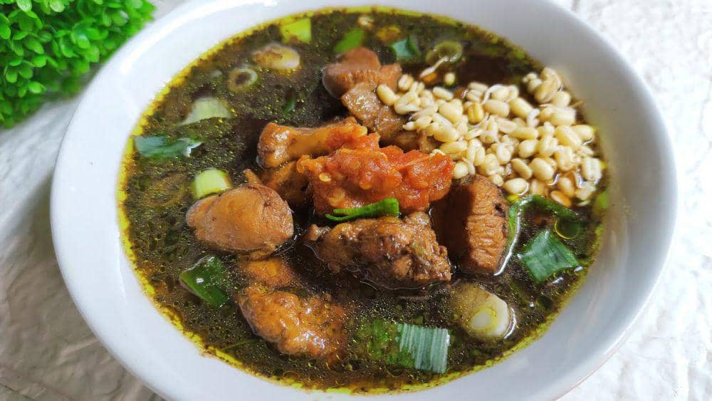 rawon ayam (YouTube.com/Mama Azka Kitchen)