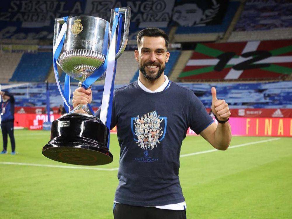 Miguel Angel Moya mengangkat trofi Copa del Rey bersama Real Sociedad. (instagram.com/m_a_moya)
