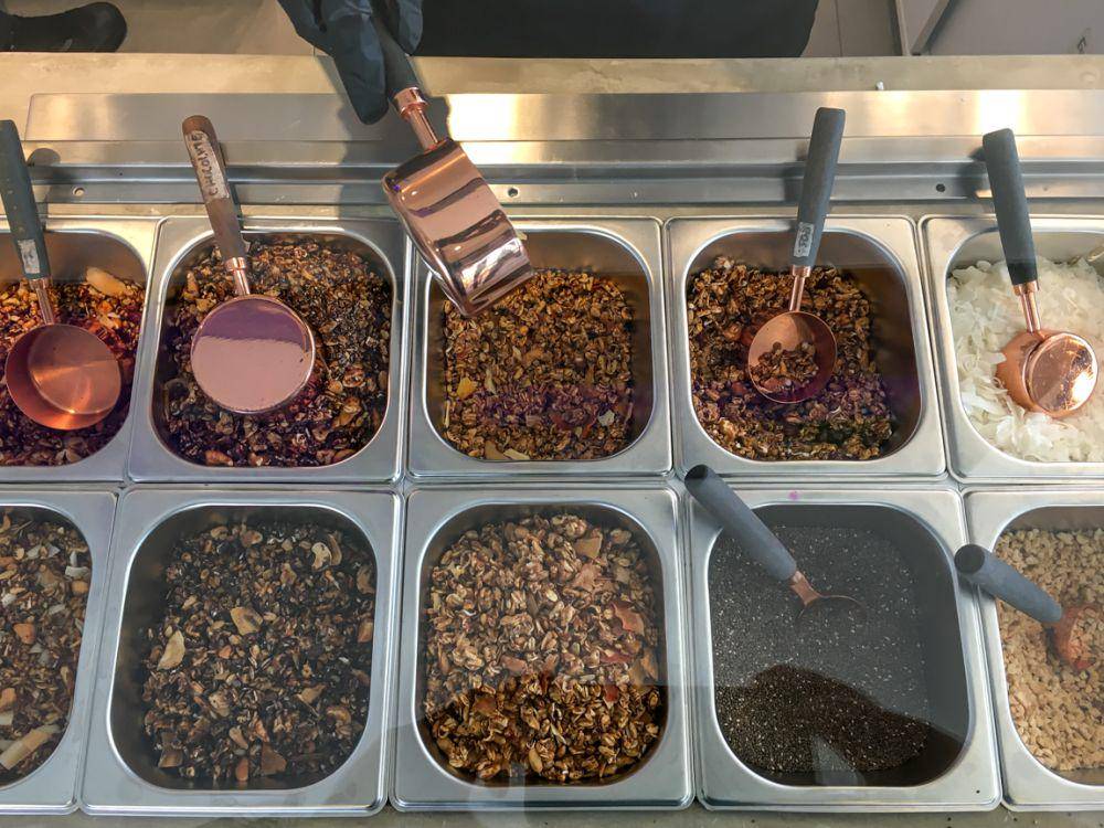 Penasaran toppingnya apa? Bisa dilihat dan dipilih sendiri di topping bar ini (Dok.Pribadi/Natalia Indah)