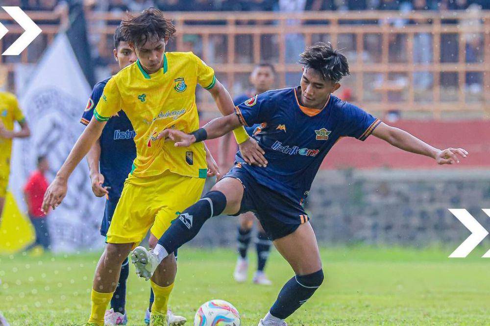 Persip Pekalongan (kuning) dalam laga kontra PSDB United di semifinal leg kedua Liga 3 2023/2024 zona Jateng. (instagram.com/psdbunited)