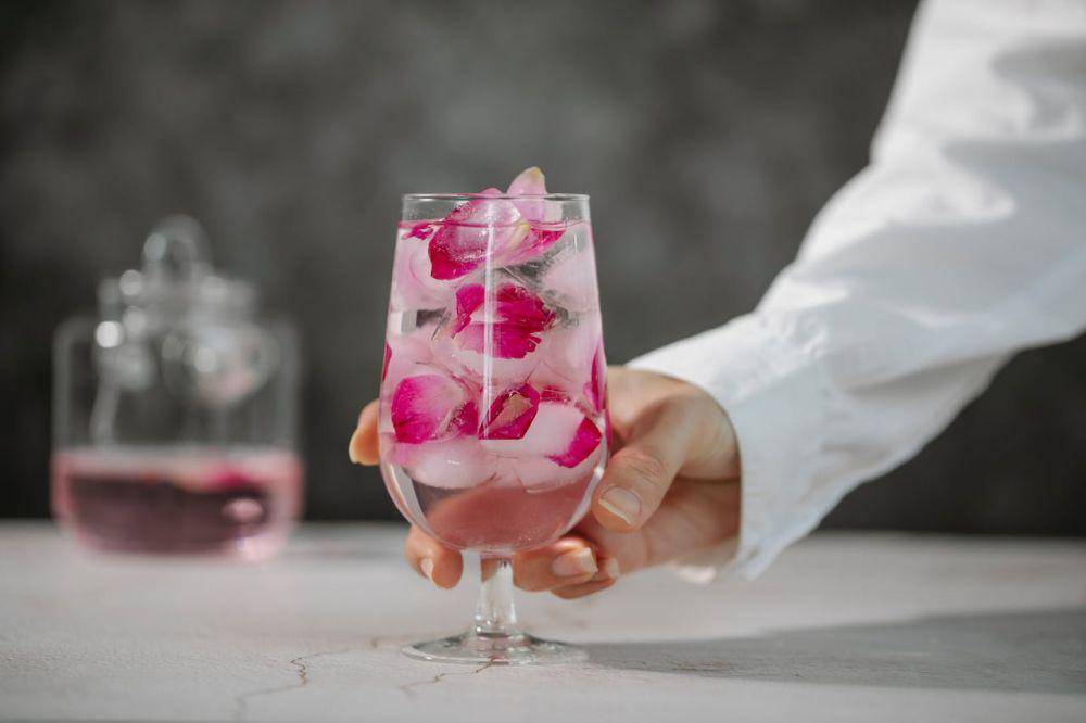 gelas kaca berisi minuman (pexels.com/Charlotte May)