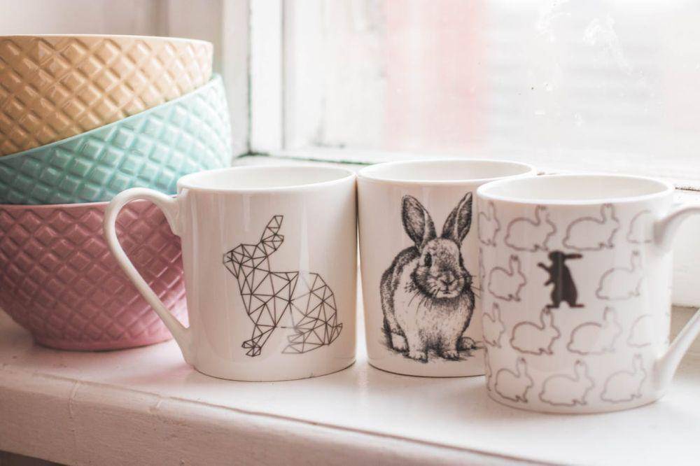 cangkir dengan motif (pexels.com/Kristina Paukshtite)