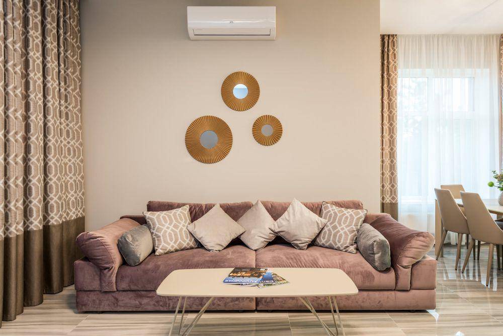ilustrasi ruang tamu dengan sofa klasik (pexels.com/Max Rahubovskiy)
