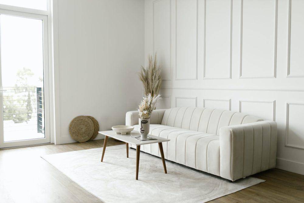 ide desain wall moulding untuk ruang tamu (pexels.com/RDNE Stock project)