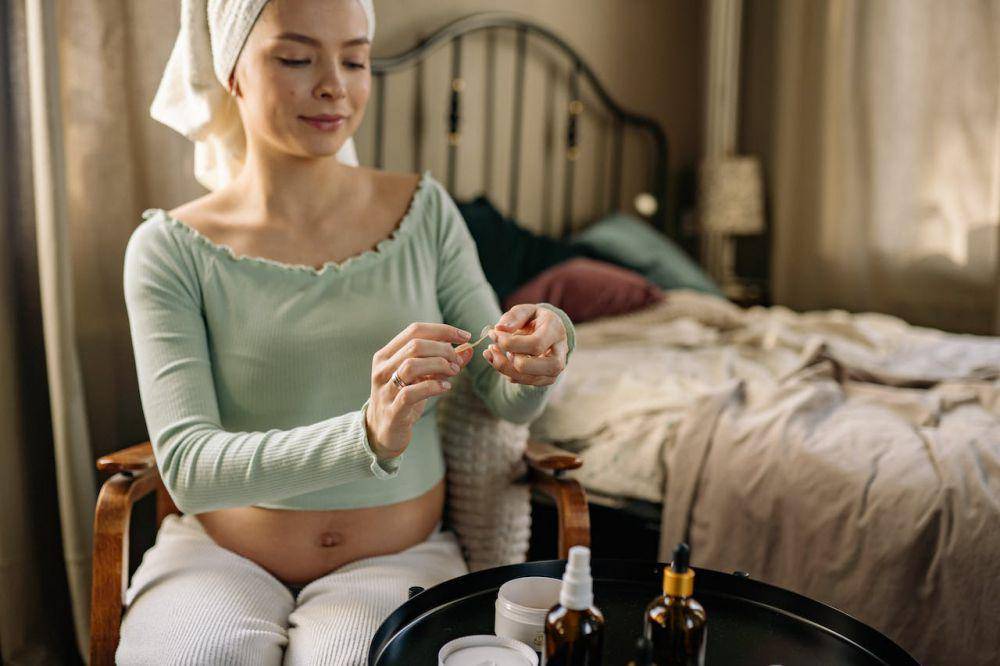 ilustrasi melakukan rutinitas skincare (pexels.com/Yan Krukau)