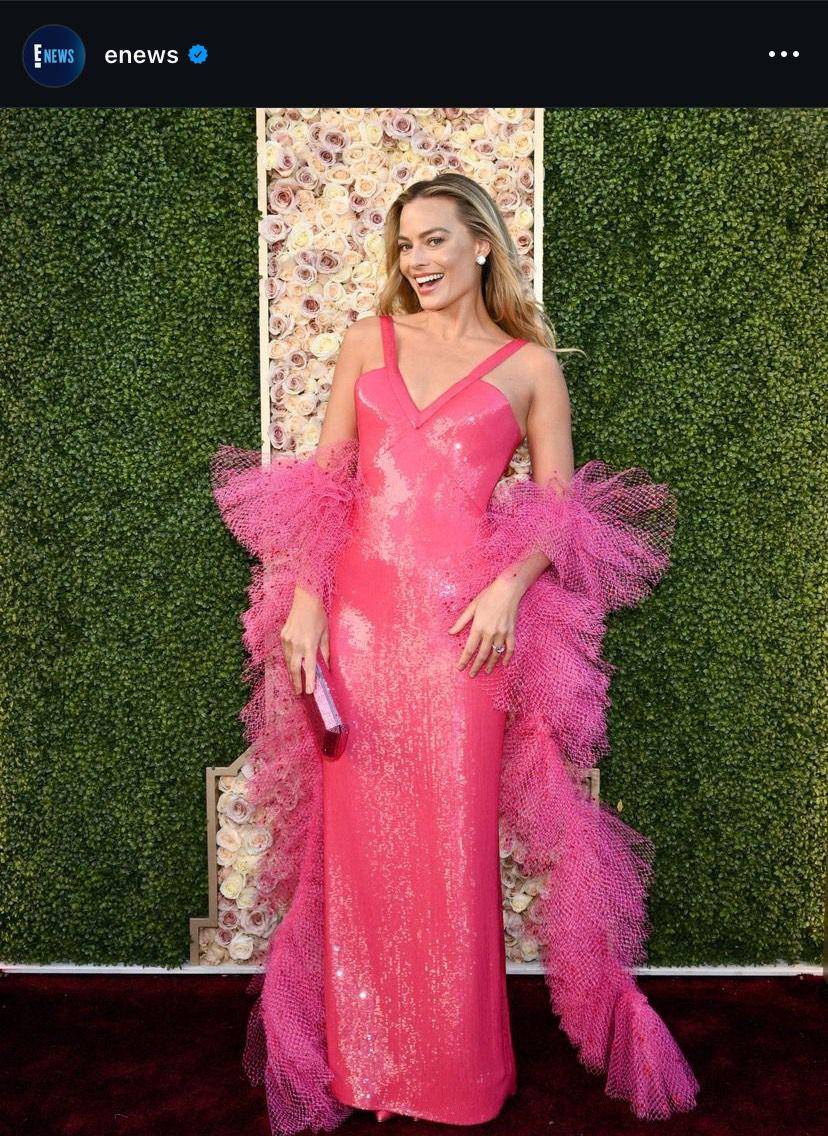 potret Margot Robbie di Golden Globes Awards 2024 (via Instagram.com/enews)