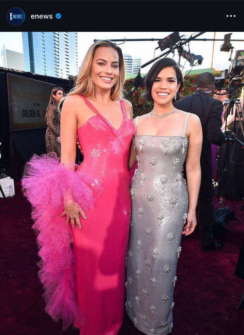 potret Margot Robbie di Golden Globes Awards 2024 (via Instagram.com/enews)