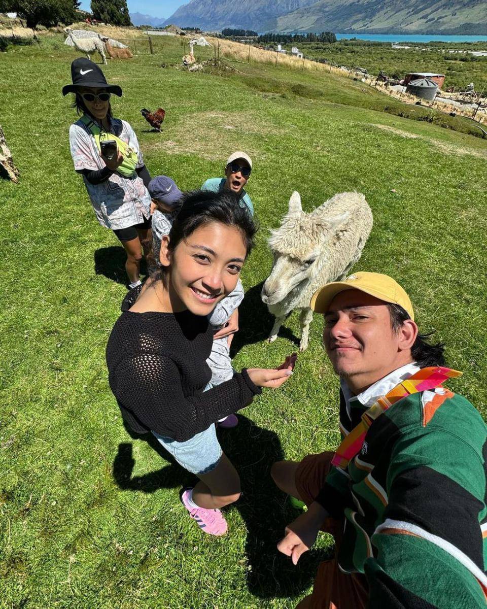 Adipati Dolken dan keluarga liburan. (instagram.com/cantitachril)
