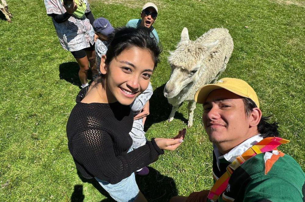 Masih Liburan, 7 Potret Adipati Dolken di Peternakan Domba