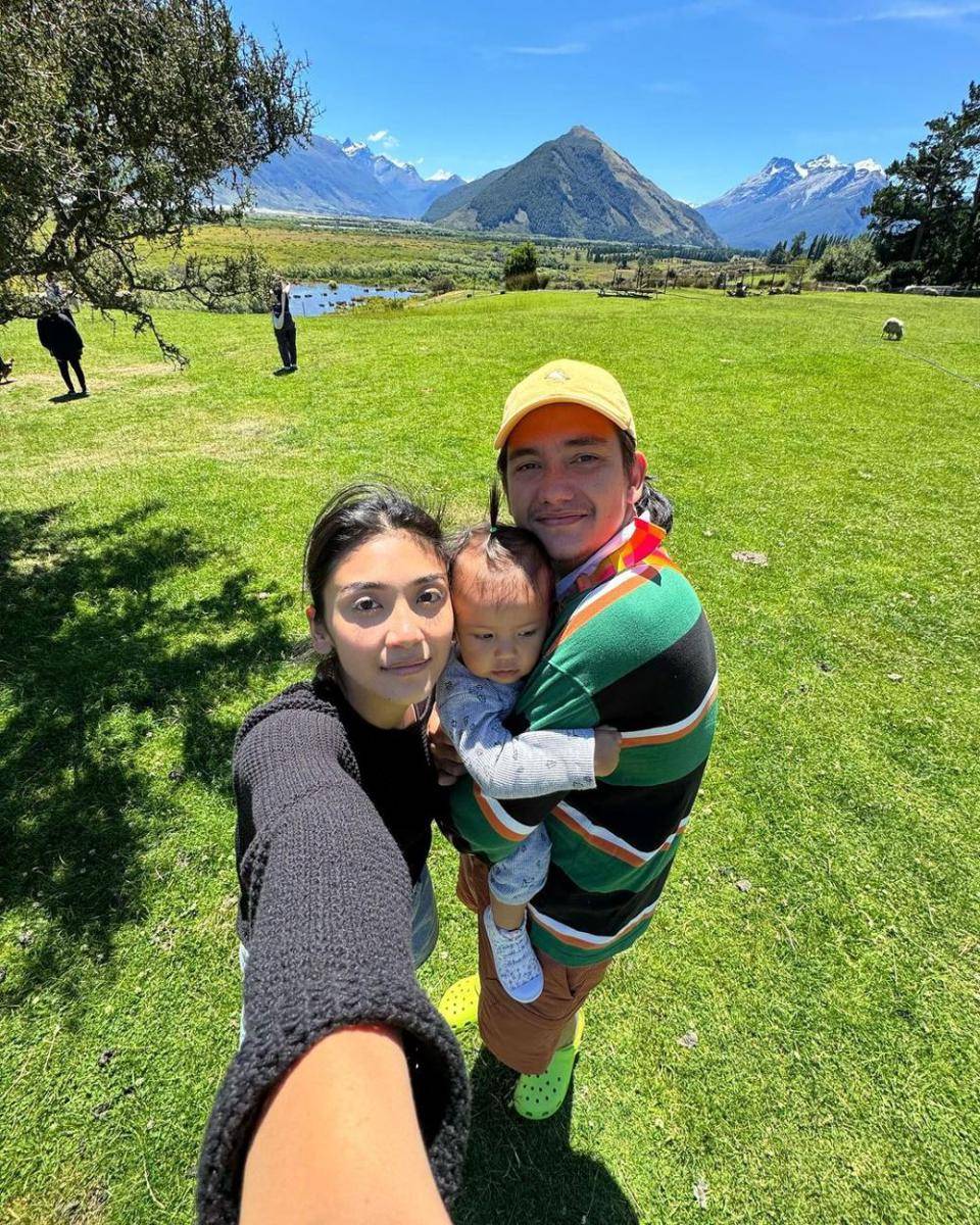 Adipati Dolken dan keluarga liburan. (instagram.com/cantitachril)