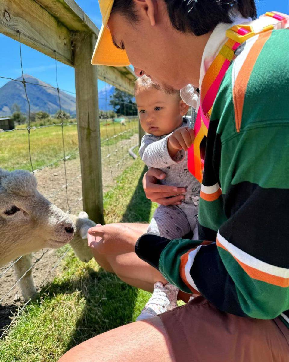 Adipati Dolken dan keluarga liburan. (instagram.com/adipati)
