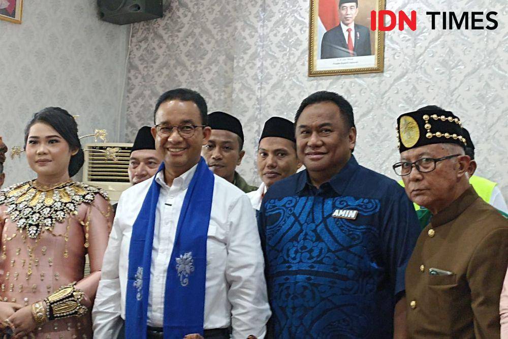 Capres Nomor Urut 01 Anies Baswedan bersama Wakil Ketua DPR RI Rahmat Gobel di Gorontalo. (IDN Times/Amir Faisol)