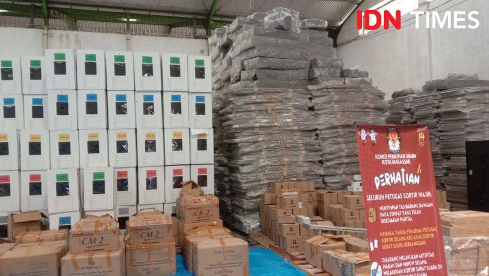 Logistik Pemilu 2024 di gudang KPU Makassar, Senin (8/1/2024). (IDN Times/Ashrawi Muin)