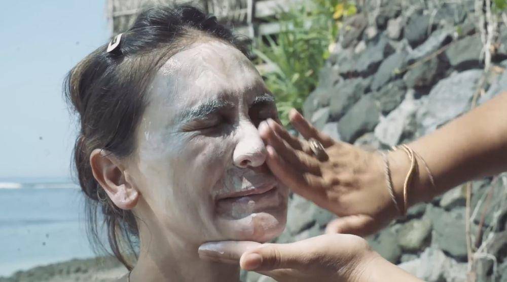 sunblock Luna Maya (YouTube.com/Luna Maya)
