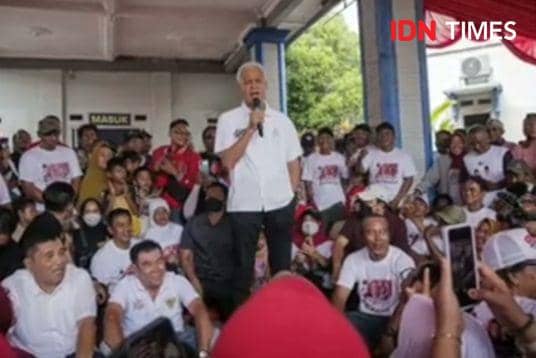 Ganjar Pranowo dialog dengan nelayan di gedung HNSI Cilacap, Selasa (9/1/2024).(IDN Times/Cokie Sutrisno).