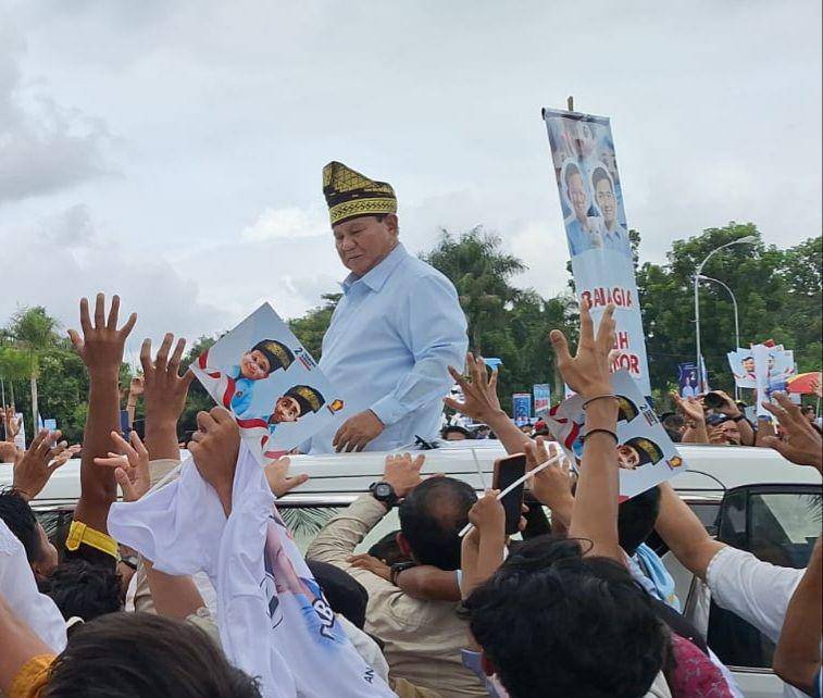 Prabowo Subianto tiba di GOR Pekanbaru langsung disambut ribuan pendukungnya (IDN Times/ Fanny Rizano)