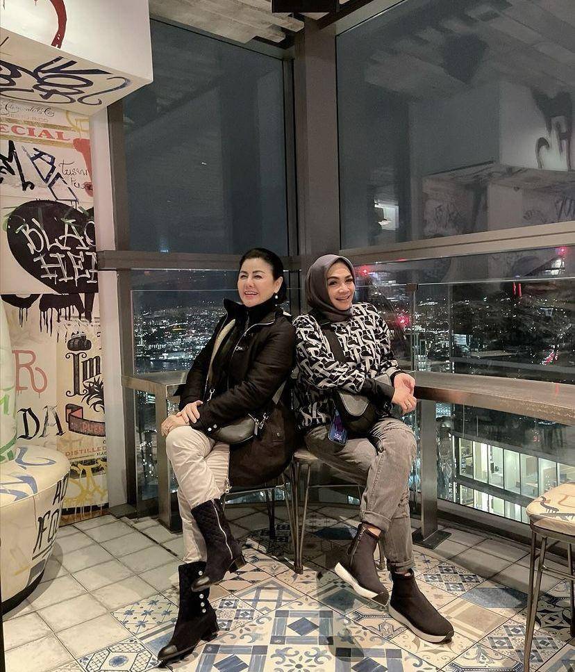 potret liburan Mama Rieta dan Mami Toko di London (Instagram.com/rieta_amilia)