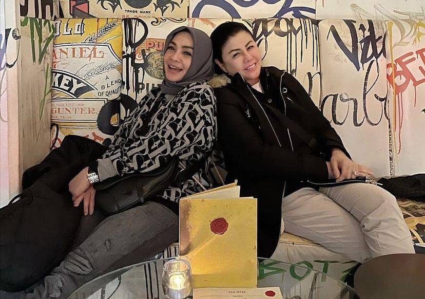 potret liburan Mama Rieta dan Mami Toko di London (Instagram.com/rieta_amilia)
