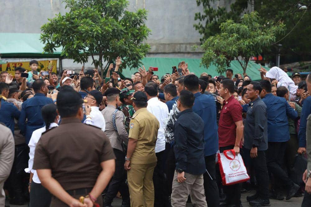 Dapat Sembako dari Jokowi, Warga Tangerang Senang