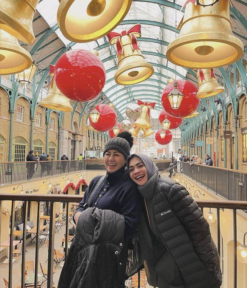 potret liburan Mama Rieta dan Mami Toko di London (Instagram.com/rieta_amilia)