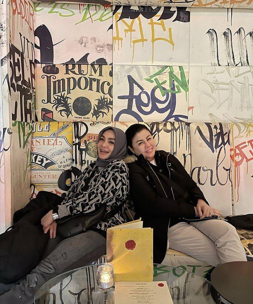 potret liburan Mama Rieta dan Mami Toko di London (Instagram.com/rieta_amilia)