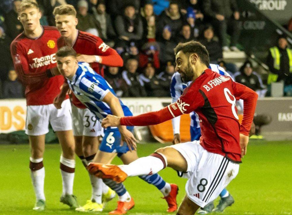Potret Bruno Fernandes saat mengambil tendangan penalti lawan Wigan, Selasa (9/1/2024). (Instagram/@manchesterunited).